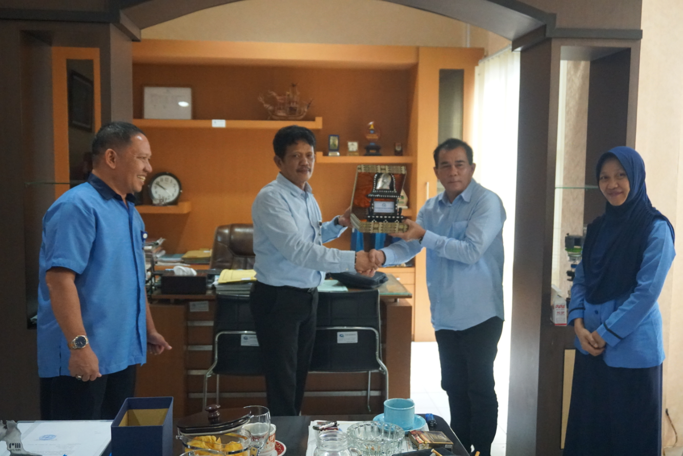 SILATURAHMI SEKALIGUS KUNJUNGAN KERJA DIREKTUR UTAMA PDAM PANGKAL PINANG KE PT AIR MINUM GIRI MENANG (PERSERODA)