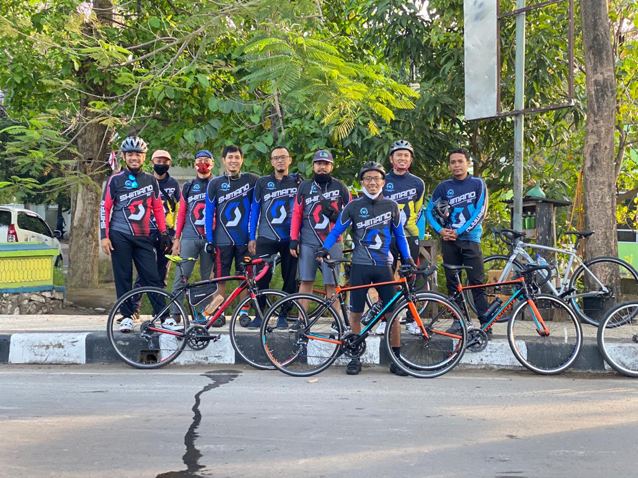 Tim Gowes PT AMGM Ikut Meriahkan Kegiatan Gowes Dinas LHK NTB