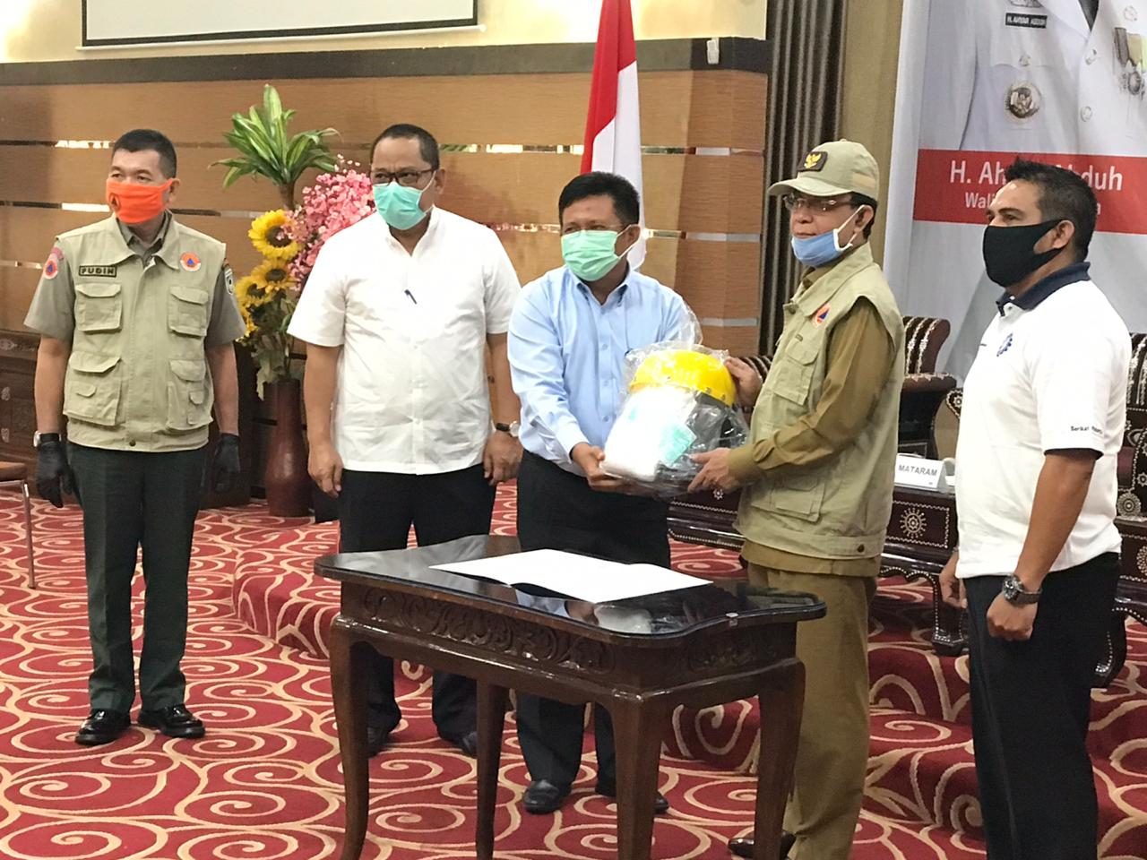 PT Air Minum Giri Menang Salurkan APD dan Beri Diskon 50 Persen Untuk Pelanggan