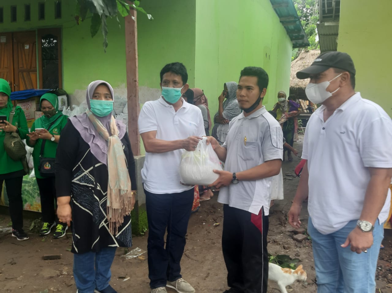 PT AMGM Beri Bantuan Untuk Korban Angin Putting Beliung di Desa Labuan Tereng, Lombok Barat