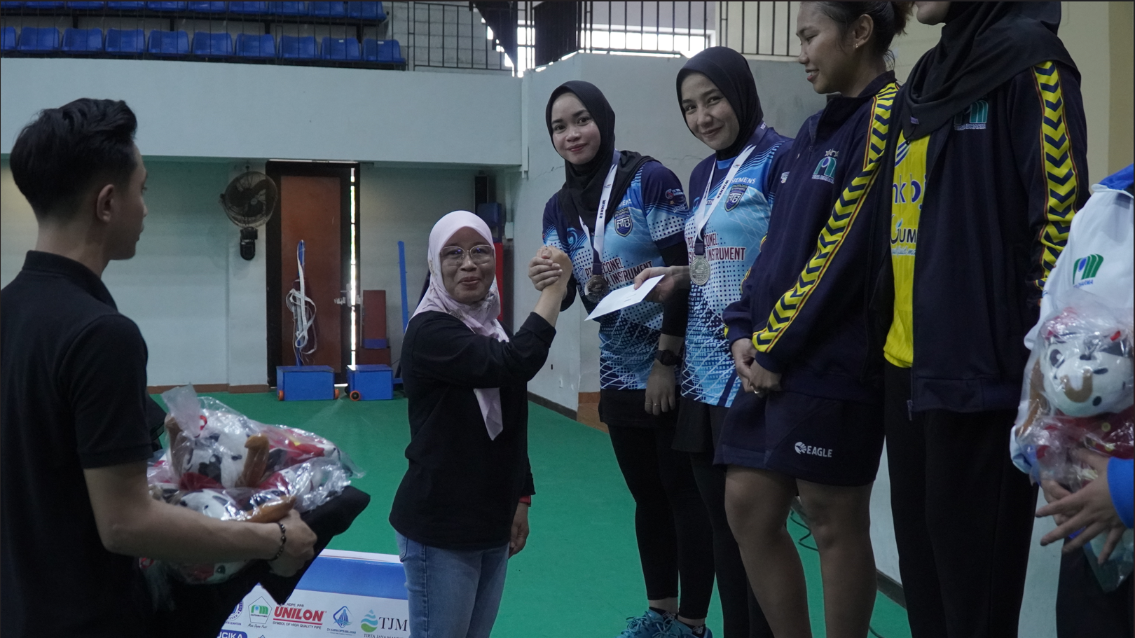 Medali Emas Untuk PT Air Minum Giri Menang (Perseroda)