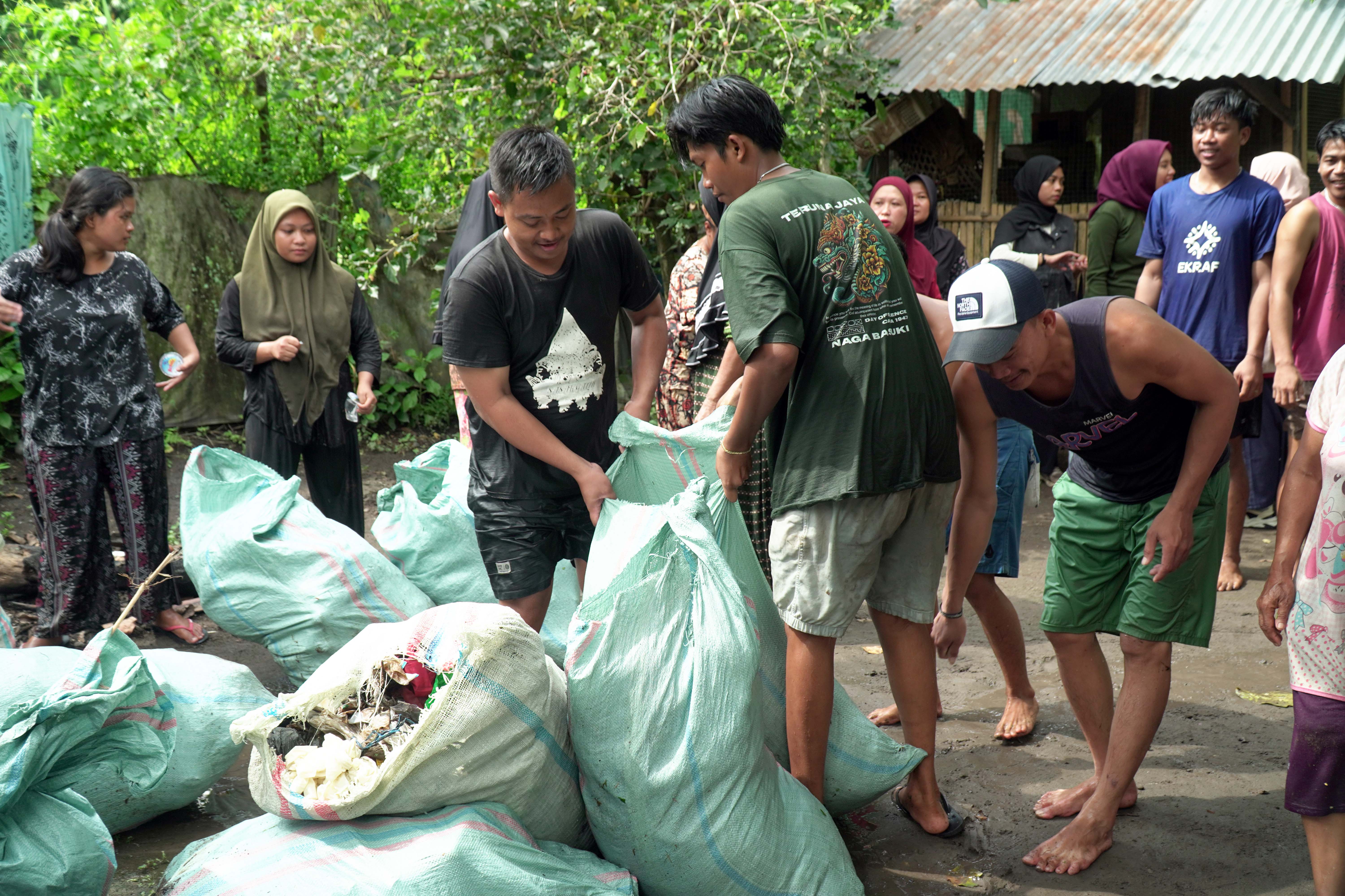 Young Water Generation Ajak Warga Jaga Sungai Remeneng!
