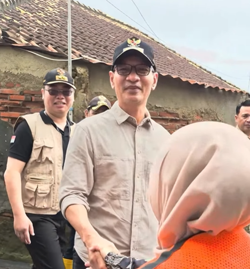 Direktur Operasional PAM Giri Menang & jajaran teknik kunjungan langsung ke lokasi bencana di Kampung Bugis, Pondok Perasi